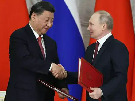 चीन के राष्ट्रपति शी जिनपिंग और रूस के राष्ट्रपति व्लादिमिर पुतिन की यह तस्वीर 2023 की है। पुतिन से मिलने जिनपिंग मॉस्को पहुंचे थे। दोनों ने यूक्रेन जंग पर बात की थी। - Dainik Bhaskar