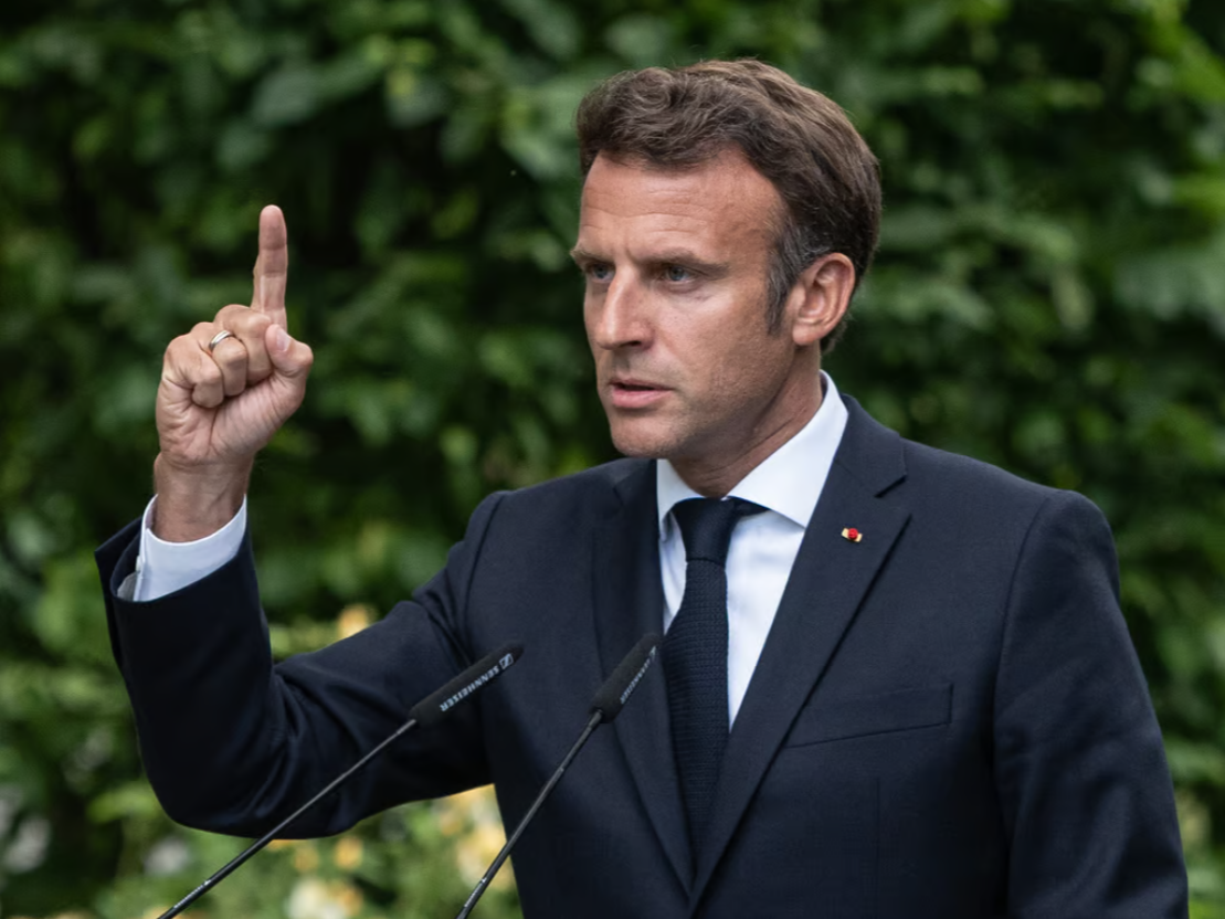 फ्रांसीसी राष्ट्रपति मैक्रों ने यूक्रेन जंग पर अपने रुख में बदलाव किया है। जंग के शुरुआती दौर में वो जंग का दायरा बढ़ाने के खिलाफ थे। मैक्रों अब कहते हैं कि यूक्रेन को मदद देना कम करने का मतलब रूस के सामने घुटने टेक देना है।