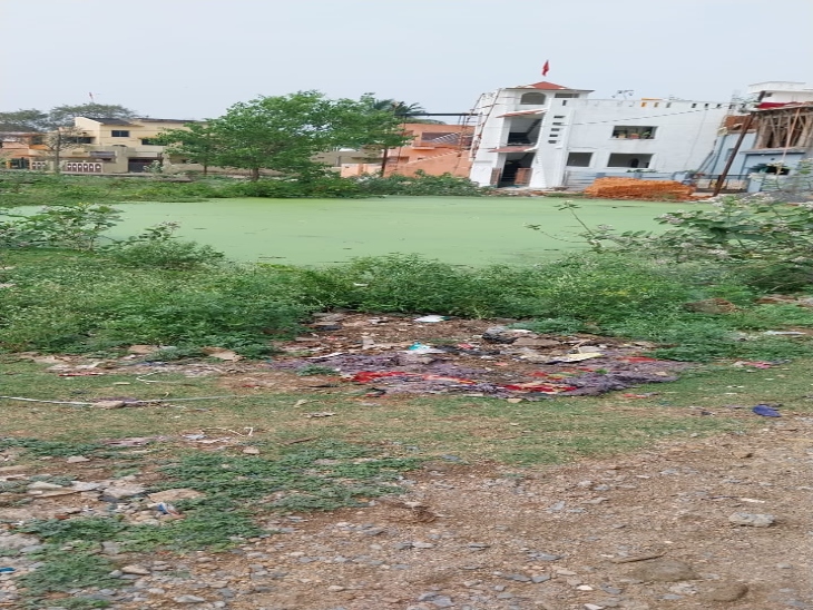 गोकुल नगर के पास अवैध कॉलोनी जहां पानी निकासी की कोई व्यवस्था नहीं है। हैंडपंप तक नहीं लगे हैं, लोग अपने घरों में बोर करवा कर पीने के पानी का इंतजाम करते हैं।