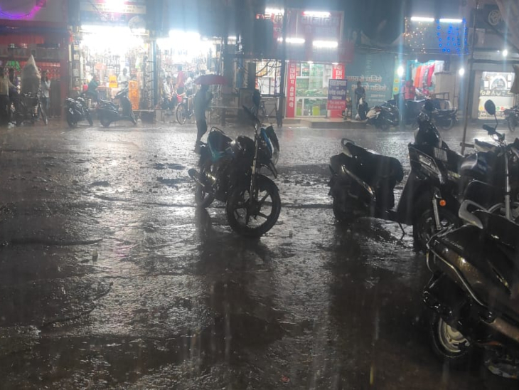 बिलासपुर में देर शाम झमाझम बारिश के बाद लोगों को गर्मी से राहत मिली।