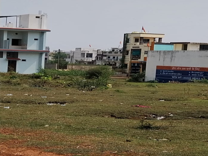 बंधवा पारा सरकंडा में अवैध बस्ती बस गई। यहां नाली और सड़क का पता ही नहीं है।