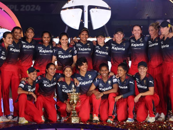 महिला प्रीमियर लीग ट्रॉफी के साथ रॉयल चैलेंजर्स बैंगलोर की खिलाड़ी।