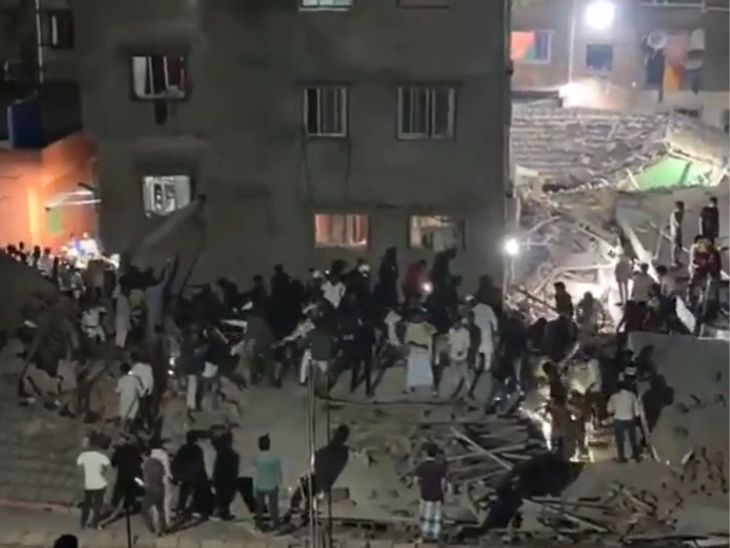 स्थानीय लोगों का आरोप है कि कोलकाता नगर निगम और पुलिस की अनुमति के बिना कंस्ट्रक्शन का काम चल रहा था। - Dainik Bhaskar