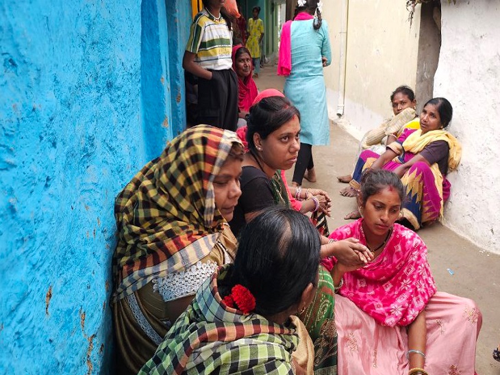 दुखी परिवार घर के बाहर शव आने के इंतजार में