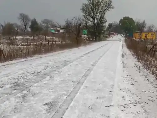 कोरबा के पसान इलाके का नजारा जहां ओला गिरने के बाद सड़क समेत पूरा इलाका सफेद रंग का दिखने लगा - Dainik Bhaskar