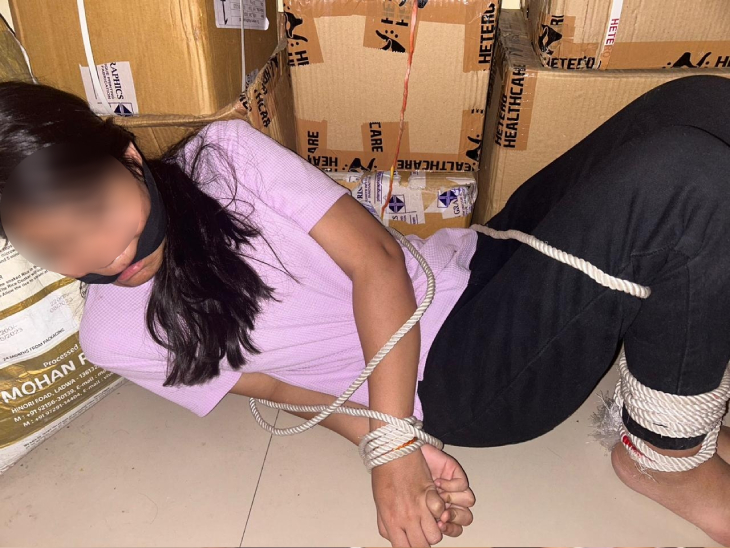 छात्रा का ये फोटो उसके पिता को वाट्सएप पर भेजा गया है।