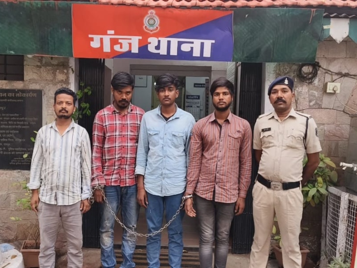 पुलिस ने इसके पास से करीब डेढ़ लाख रुपए कीमत के मोबाइल फोन में जब्त किए है। - Dainik Bhaskar