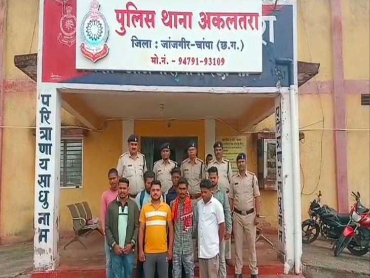 पुलिस ने 8 आरोपियों को घेराबंदी कर गिरफ्तार कर लिया।