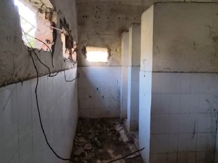 स्कूल भवन को खंडहर बना दिया गया है।