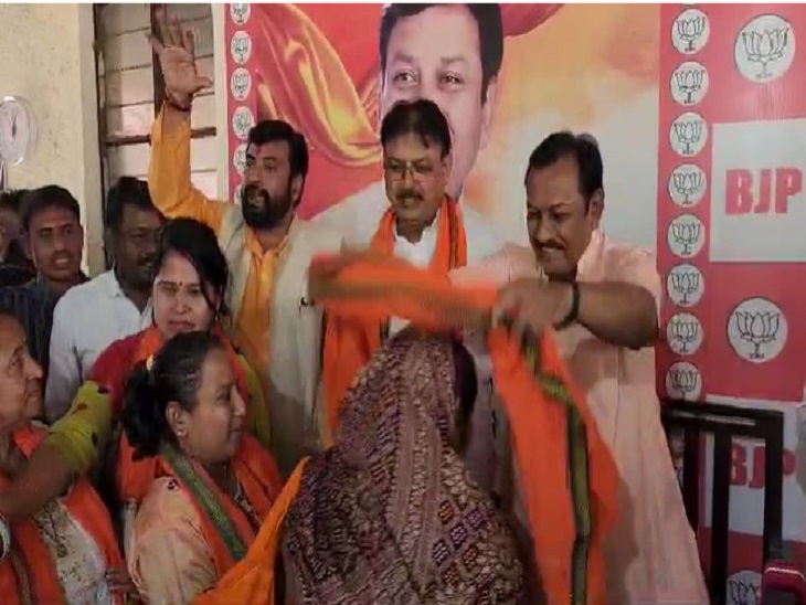 महिलाओं को गमछा पहनाकर सदस्या दिलाते सांसद विजय बघेल - Dainik Bhaskar