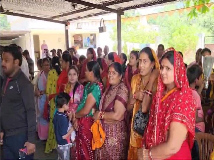 भाजपा प्रवेश करने के लिए पहुंची महिलाएं।