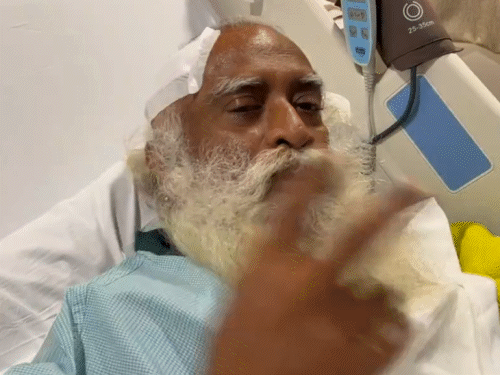 सद्गुरु का सर्जरी के बाद बातचीत करते हुए यह वीडियो बुधवार को सामने आया है। - Dainik Bhaskar