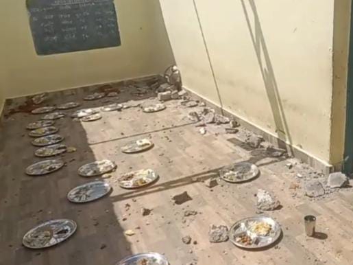 बरामदे में खाना खाने बैठे थे सभी बच्चे।