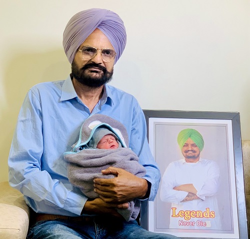 सिद्धू मूसेवाला के पिता बलकौर सिंह और मां चरण कौर ने अपने नवजात बच्चे का नाम शुभदीप रखा है। मूसेवाला का असली नाम यही था।