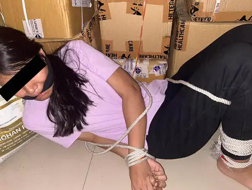 इस तरह के कई फोटो बदमाशों ने छात्रा के पिता को वॉट्सएप किया है।