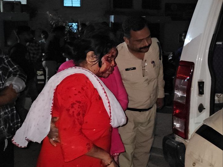 लहूलुहान हालत में महिला पहुंची सुपेला थाने।