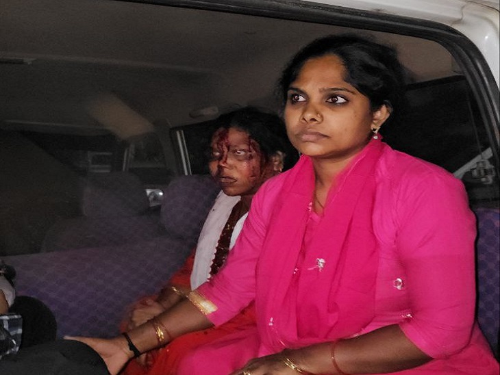 घायल महिला को मेडिकल जांच के लिए अस्पताल लेकर जाती सुपेला पुलिस।