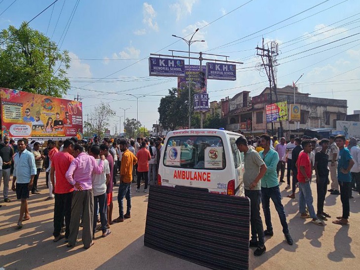 सड़क में एंबुलेंस के अंदर लाश रखकर किया चक्का जाम