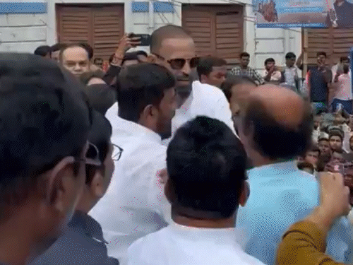 बेहरामपुर में चुनाव प्रचार के पहले दिन बड़ी तादाद में लोग युसुफ की सभा में पहुंचे। भीड़ उन्हें देखकर- युसुफ-युसुफ के नारे लगाती रही। - Dainik Bhaskar