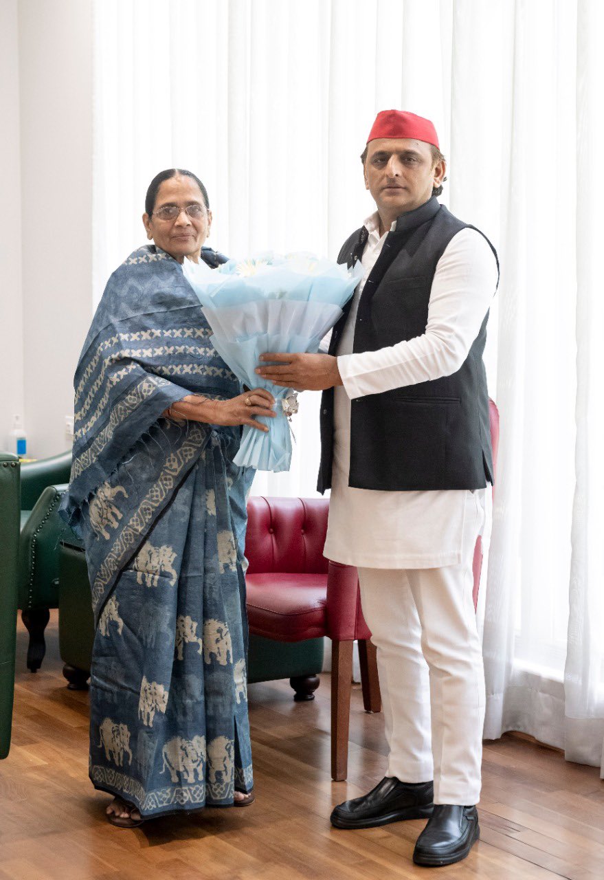 तस्वीर अगस्त 2022 की है। कृष्णा पटेल ने अखिलेश यादव से मुलाकात की थी।