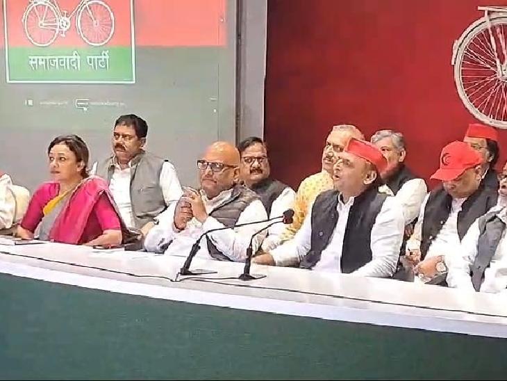 सपा और कांग्रेस के बीच उत्तर प्रदेश की सीट बंटवारे के बाद उम्मीदवारों की चयन प्रक्रिया को लेकर बीते दिनों पार्टी कार्यालय में एक बैठक भी हुई थी। पश्चिम UP को लेकर चर्चा हुई।