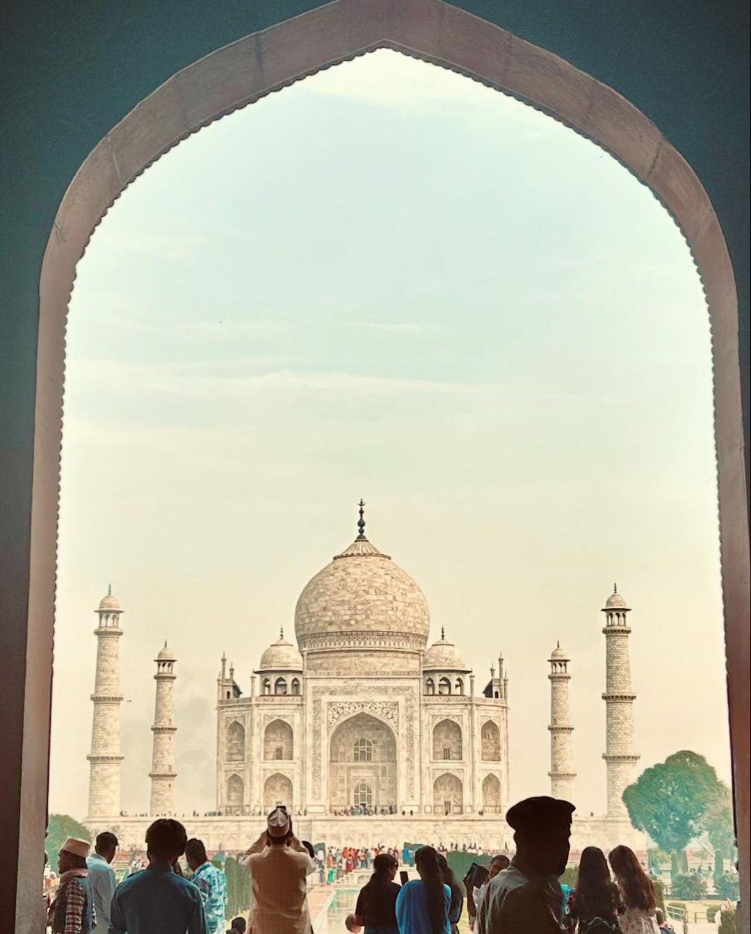 ताजमहल घूमते समय तबीयत बिगड़े तो तत्काल वहां मौजूद ASI और CISF की टीम से मदद मांगे।