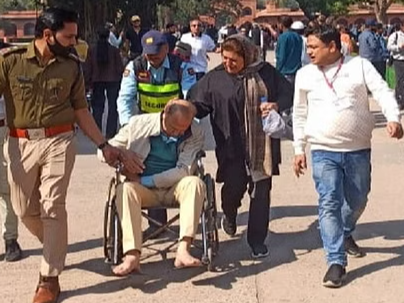 महीनेभर पहले ईरान का एक पर्यटक ताजमहल में बेहोश हुआ था।