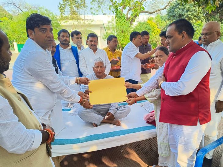 राजद की तरफ से श्रवण कुशवाहा को नवादा का कैंडिडेट बनाया गया है। राजद सुप्रीमो लालू प्रसाद यादव और राबड़ी देवी ने उन्हें सिंबल दिया।