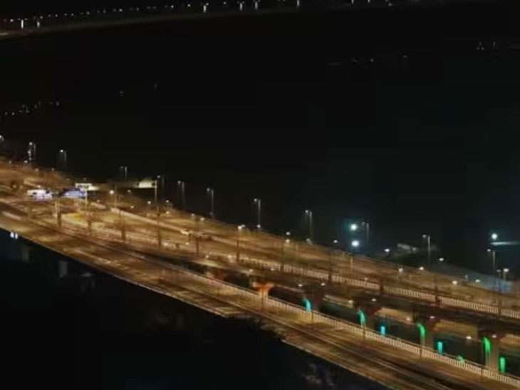महिला ने घर के पास से टैकसी बुक की। उसने ड्राइवर से जिद करके सेतु के बीच टैक्सी रुकवाई और समुद्र में कूद गई। - Dainik Bhaskar