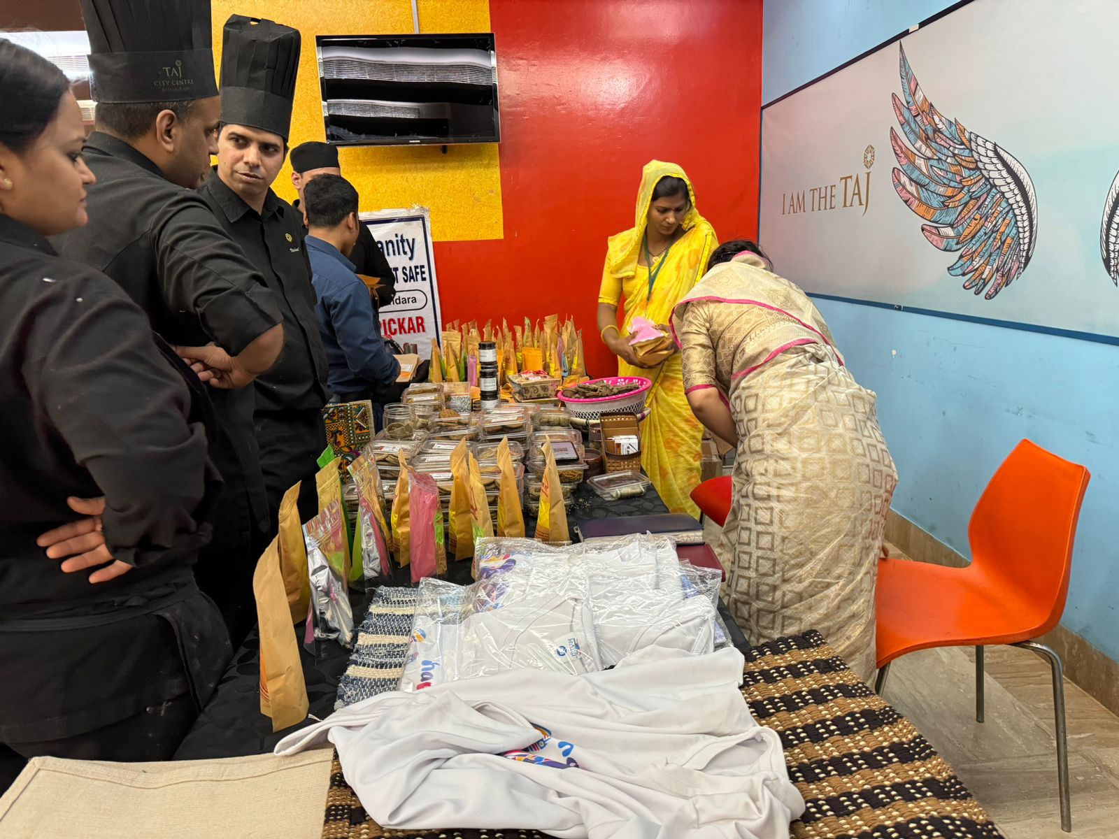 Women of Bansur set up stall in Taj Hotel | बानसूर की महिलाओं ने ताज ...