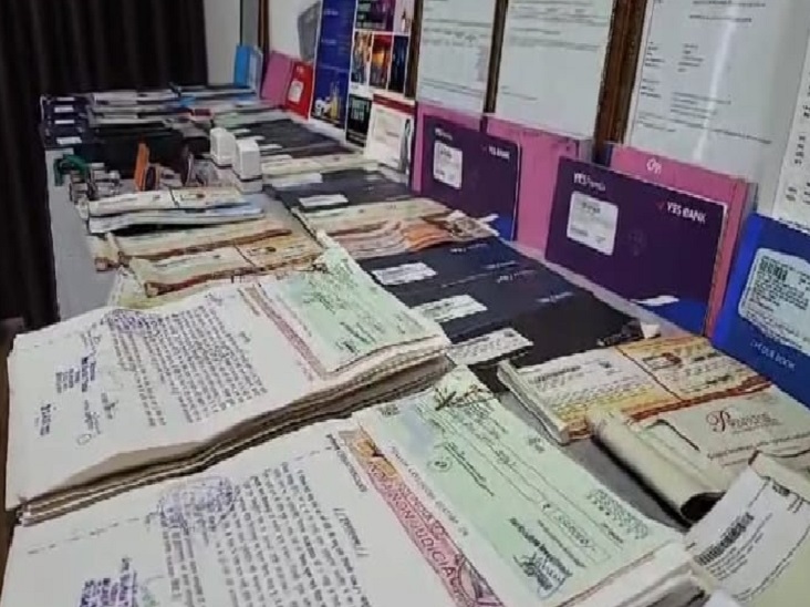 आरोपी के दफ्तर से मिले इन्वेस्टमेंट के कई दस्तावेज।