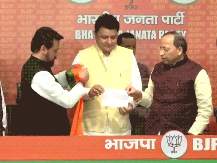 धर्मशाला से बागी विधायक सुधीर शर्मा को पार्टी में शामिल करवाते हुए केंद्रीय मंत्री अनुराग ठाकुर।