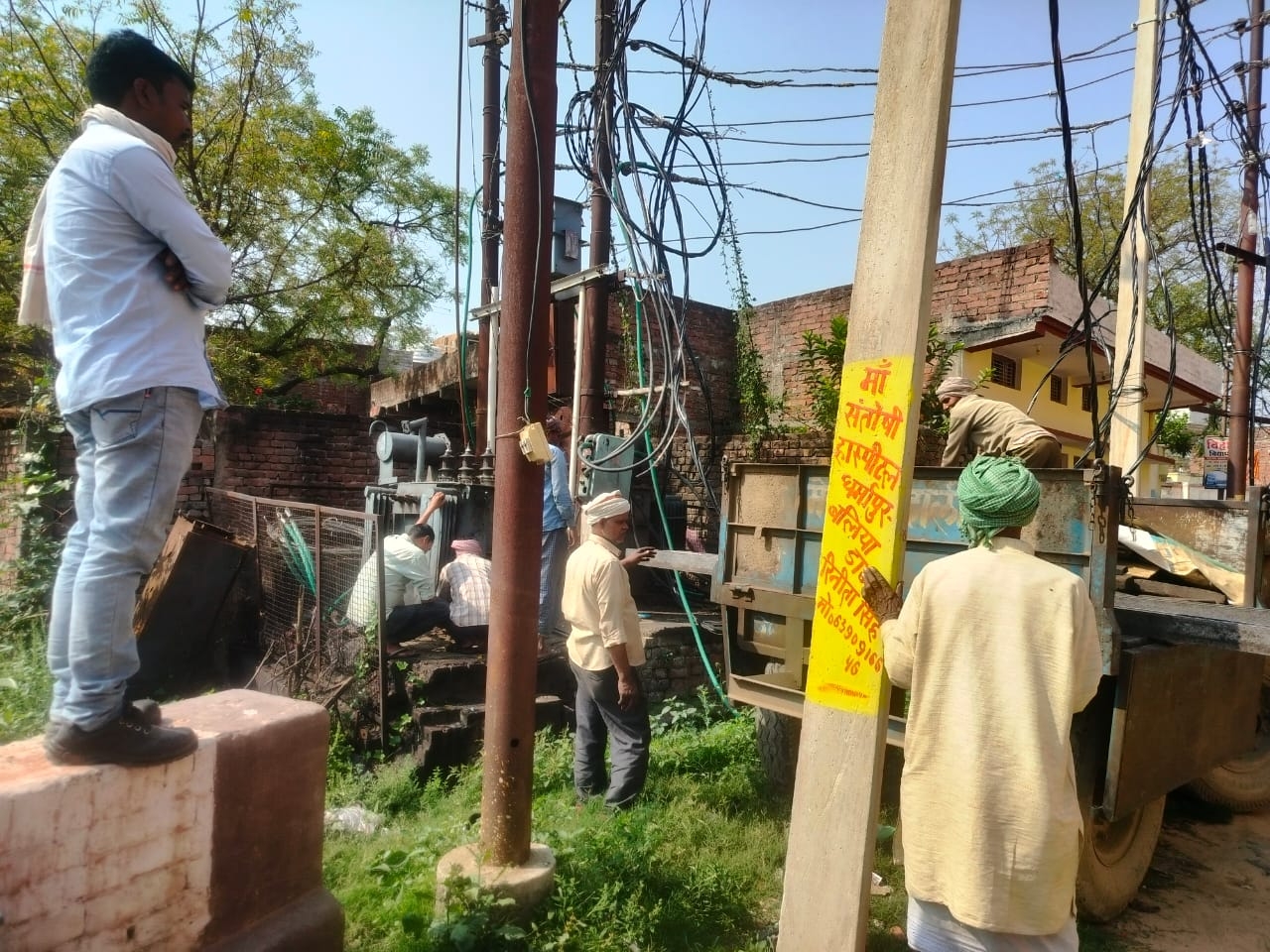 The dilapidated wires on the poles were replaced in Ballia. | बलिया में ...