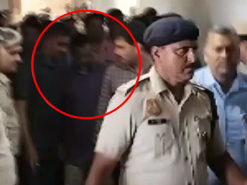 22 मार्च को केजरीवाल को राउज एवेन्यू कोर्ट में पेशी के लिए लाया गया था। उन्होंने इसी दौरान पुलिस अफसर पर दुर्व्यवहार का आरोप लगाया है। - Dainik Bhaskar