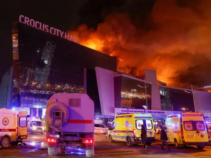 आतंकी हमले के बाद क्रोकस सिटी हॉल के बाहर 70 से ज्यादा एंबुलेंस पहुंची।