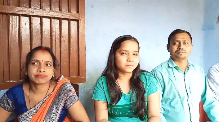 माता-पिता के साथ टॉपर अनुष्का गुप्ता