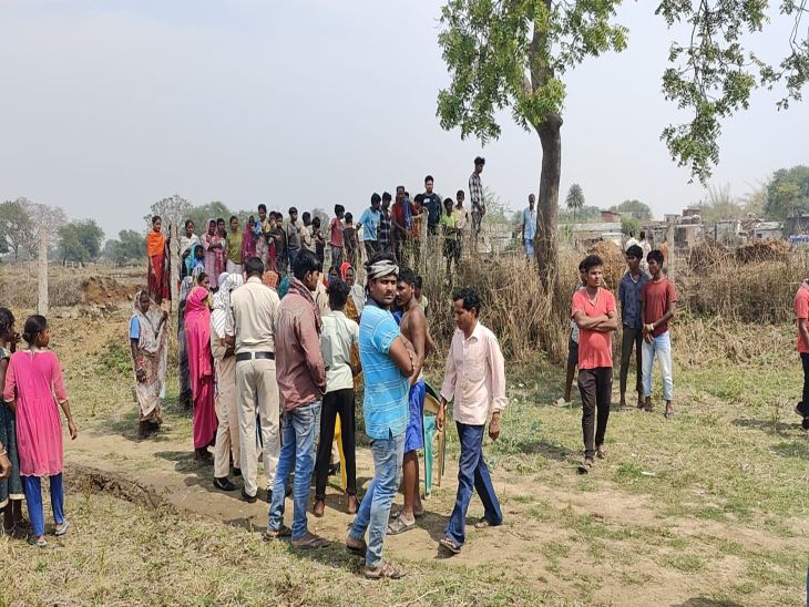 घटनास्थल पर जुटी भीड़।