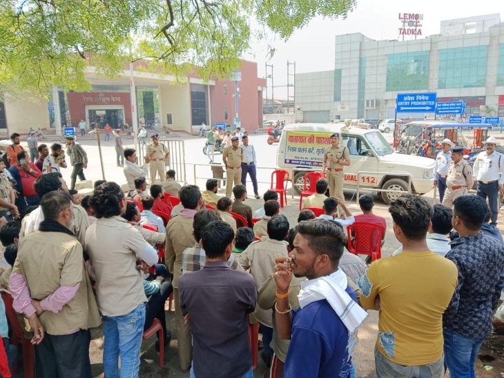 रायपुर ट्रैफिक पुलिस शहर के कई चौक चौराहों में यातायात की पाठशाला का आयोजन कर रही है।