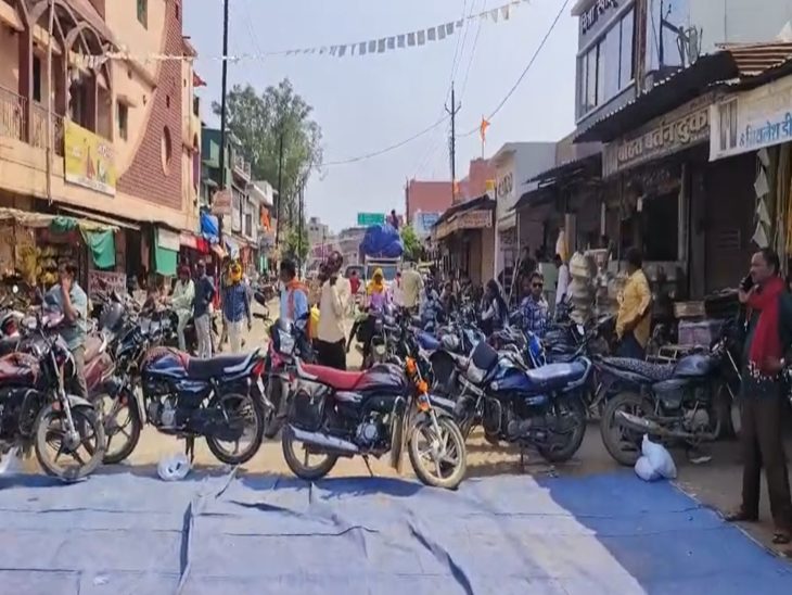 साहू समाज के लोगों ने कार्रवाई की मांग को लेकर गांधी चौक पर चक्काजाम कर दिया।