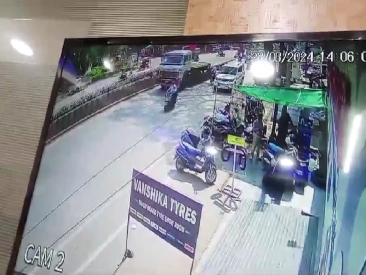 स्कार्पियो के दरवाजे से टकराया बाइक सवार
