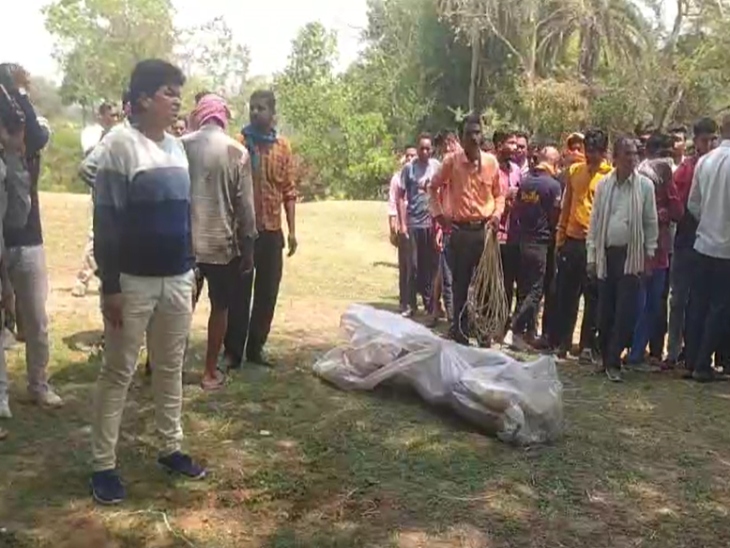 नाबालिग हितेश साहू की लाश रेत में दफन मिली थी।