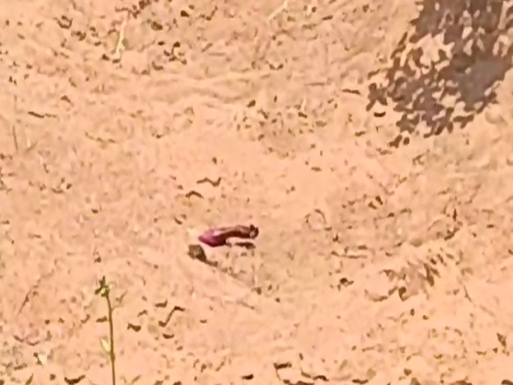 शव का हाथ रेत से बाहर निकला मिला था।