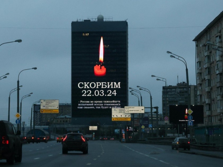 मॉस्को के बिलबोर्ड्स पर आतंकी हमले की तारीख के साथ 'शोक' लिखा हुआ है। पीड़ितों को श्रद्धांजलि दी जा रही है।