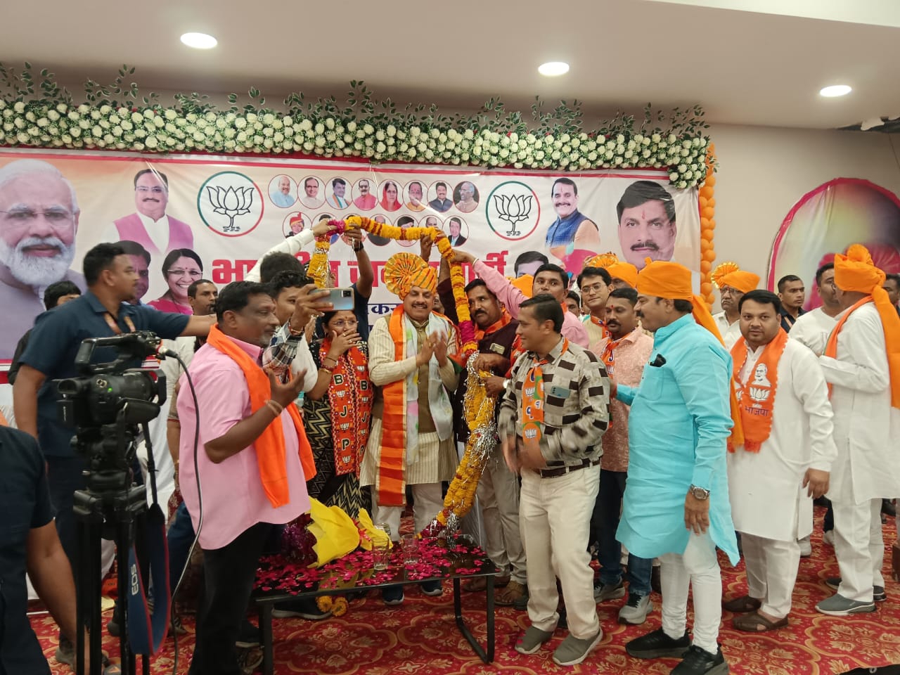 बड़वानी पहुंचने पर सीएम का बीजेपी कार्यकर्ताओं ने स्वागत किया।