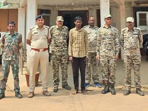 पुलिस ने आरोपी को गिरफ्तार किया।