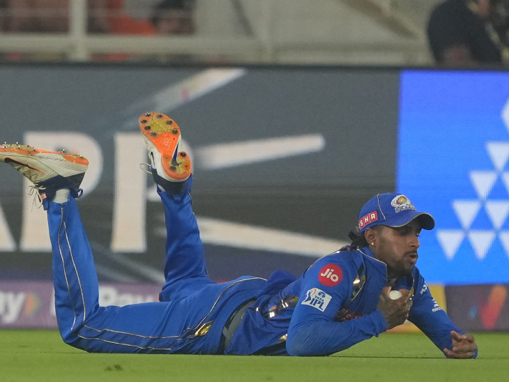 साई सुदर्शन के साथ-साथ तिलक वर्मा ने अज़मतुल्लाह उमरज़ई को भी पकड़ लिया।