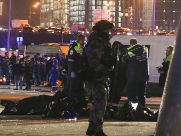 आग पर करीब 6 घंटे बाद काबू पाया गया। इसके बाद हॉल के अंदर से शवों को निकालकर काले रंग के बैग में रखा गया।