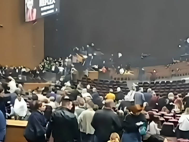 गोलीबारी सुनने के बाद हॉल में मौजूद लोगों के बीच अफरा-तफरी मच गई थी।