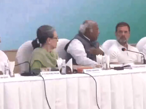 कांग्रेस चुनाव समिति की बैठक में कैंडिडेट्स के नाम तय किए जा रहे हैं। - Dainik Bhaskar