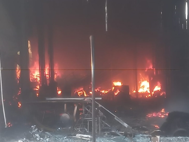 अंदर रखा सामान जलकर खाक।